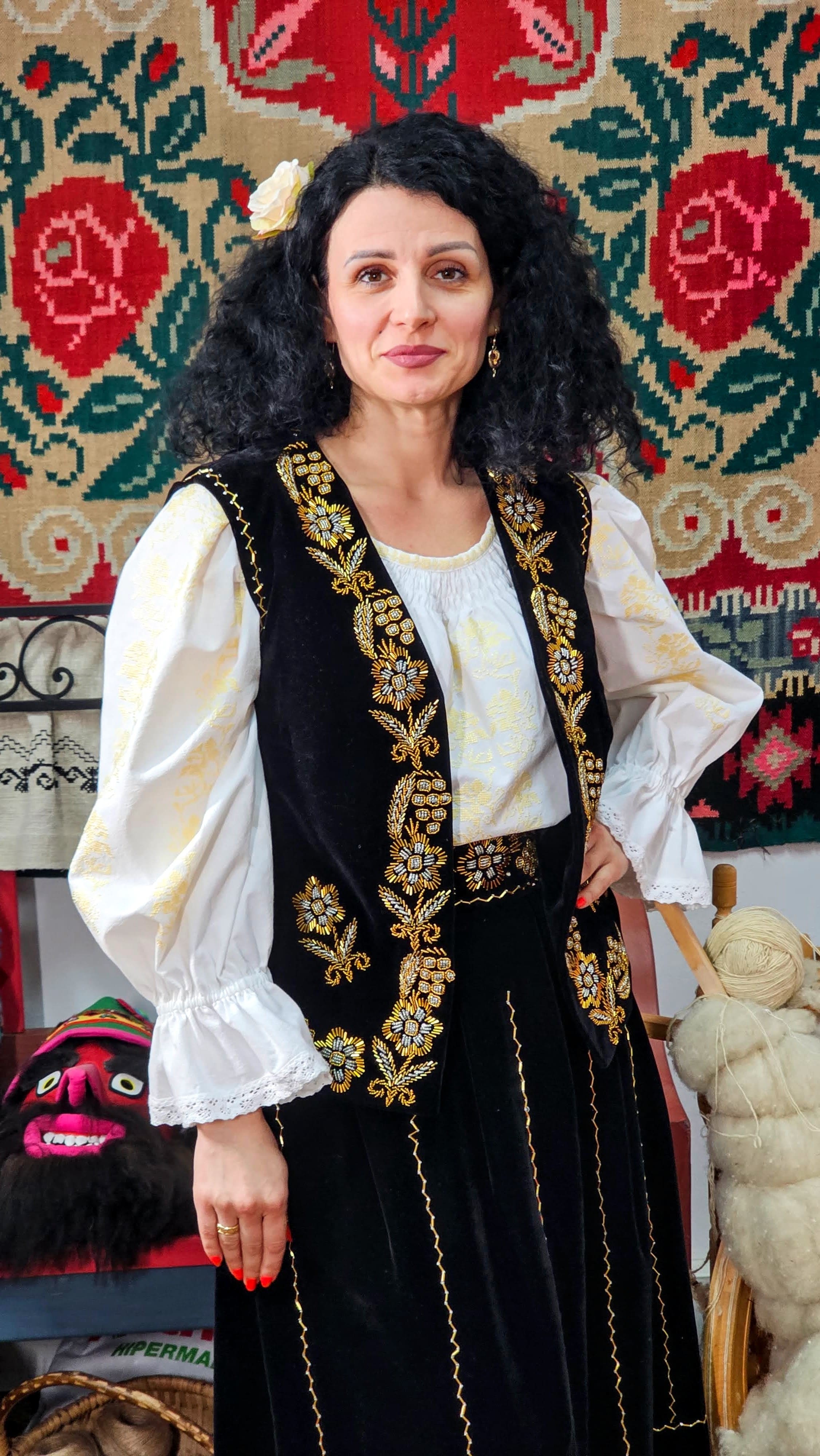 Brâu tradițional lucrat manual cu motiv floral din mărgele, produs unicat