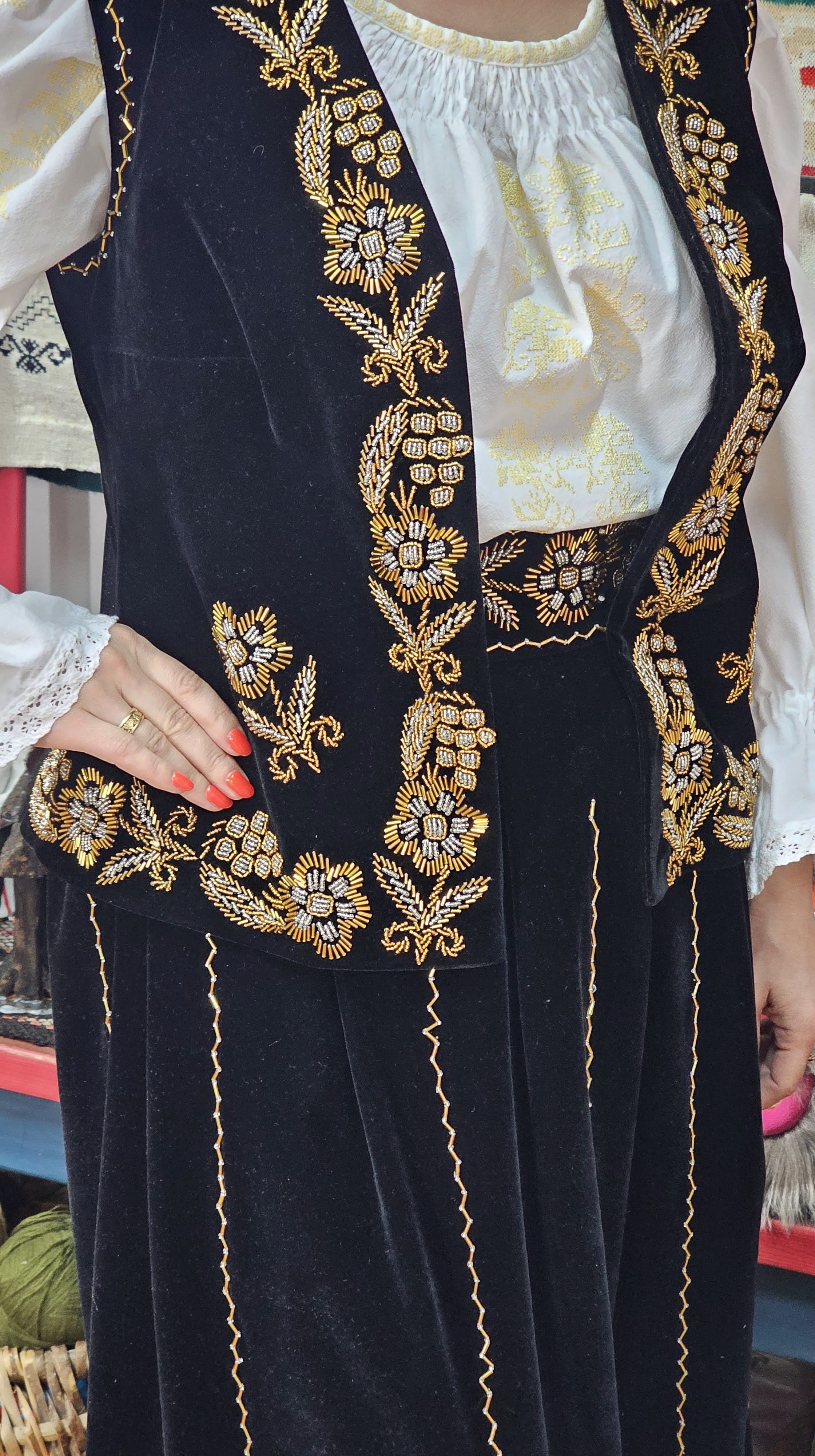 Brâu tradițional lucrat manual cu motiv floral din mărgele, produs unicat