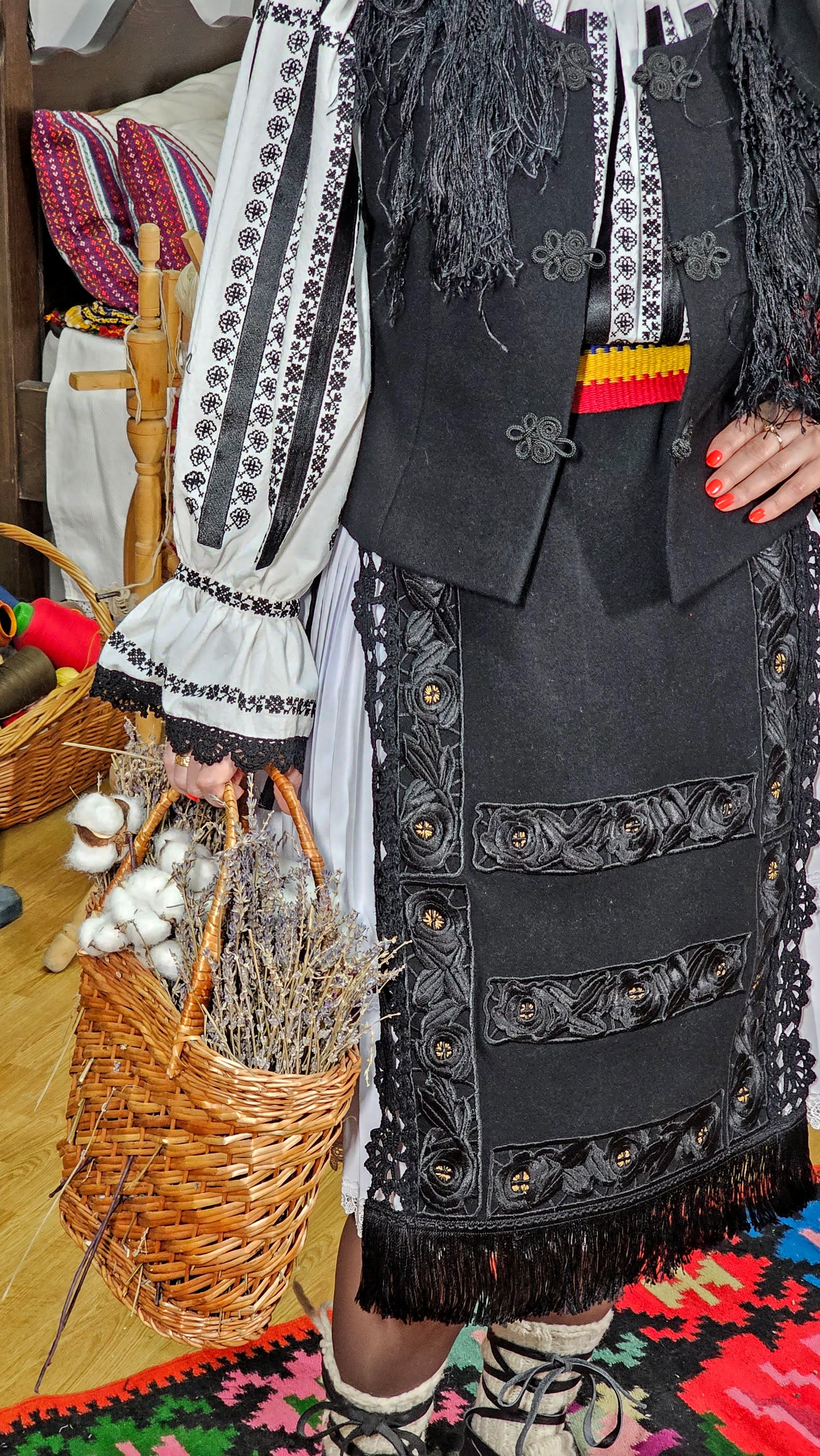 Catrință tradițională din postav de casă 100% lână