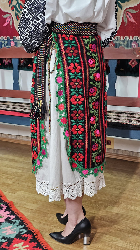 Poale tradiționale cu cipcă cu dantelă lucrată manual