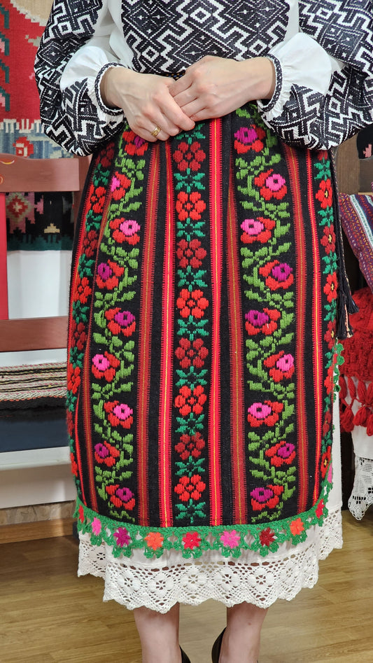 Poale tradiționale cu cipcă cu dantelă lucrată manual