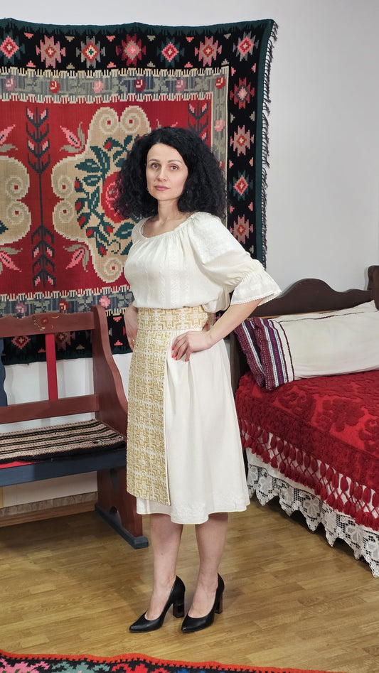 Catrință tradițională brodată cu mătase