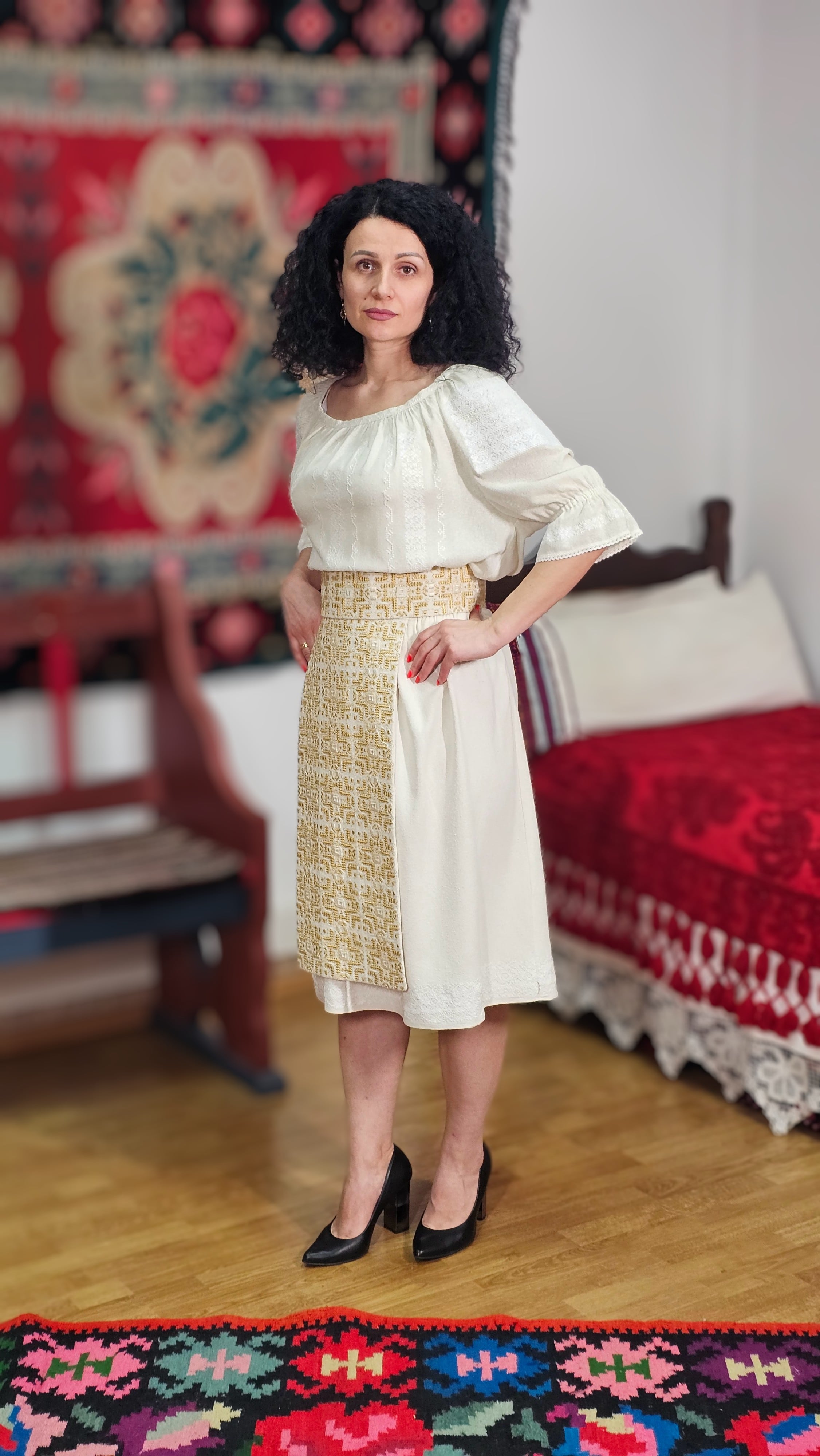 Catrință tradițională brodată cu mătase