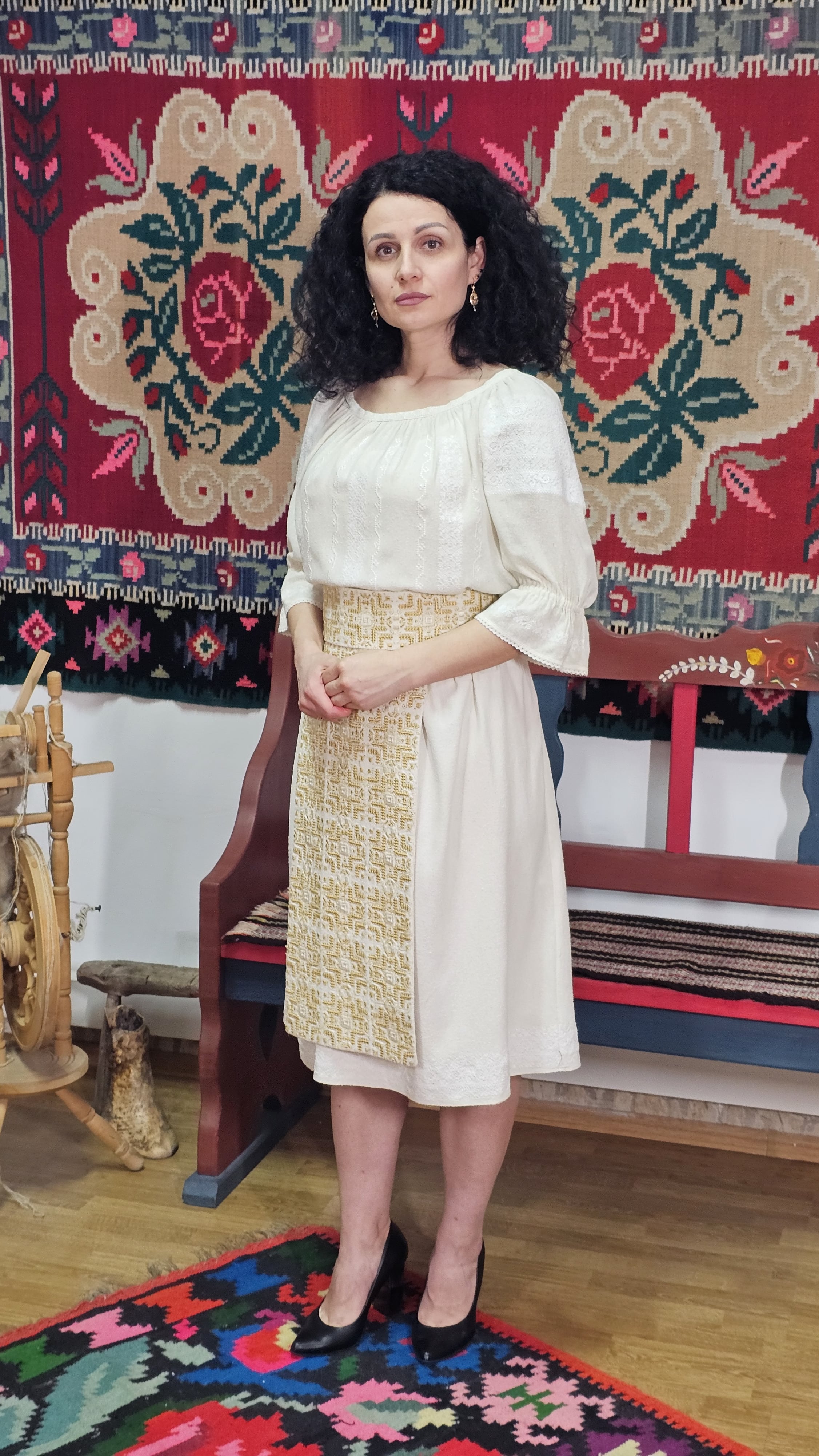 Catrință tradițională brodată cu mătase