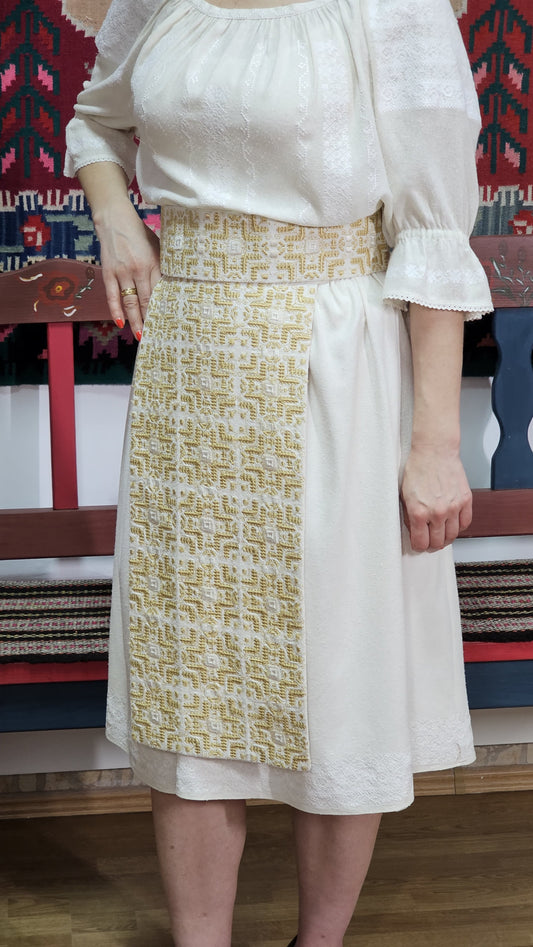 Catrință tradițională brodată cu mătase