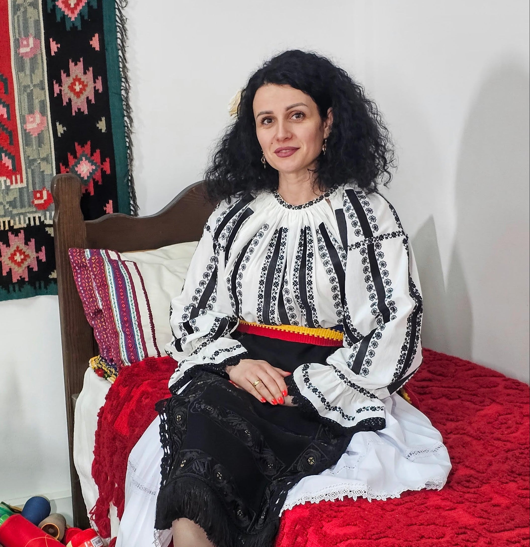 Ie tradițională de damă cu ciocănele by Ionela Bran