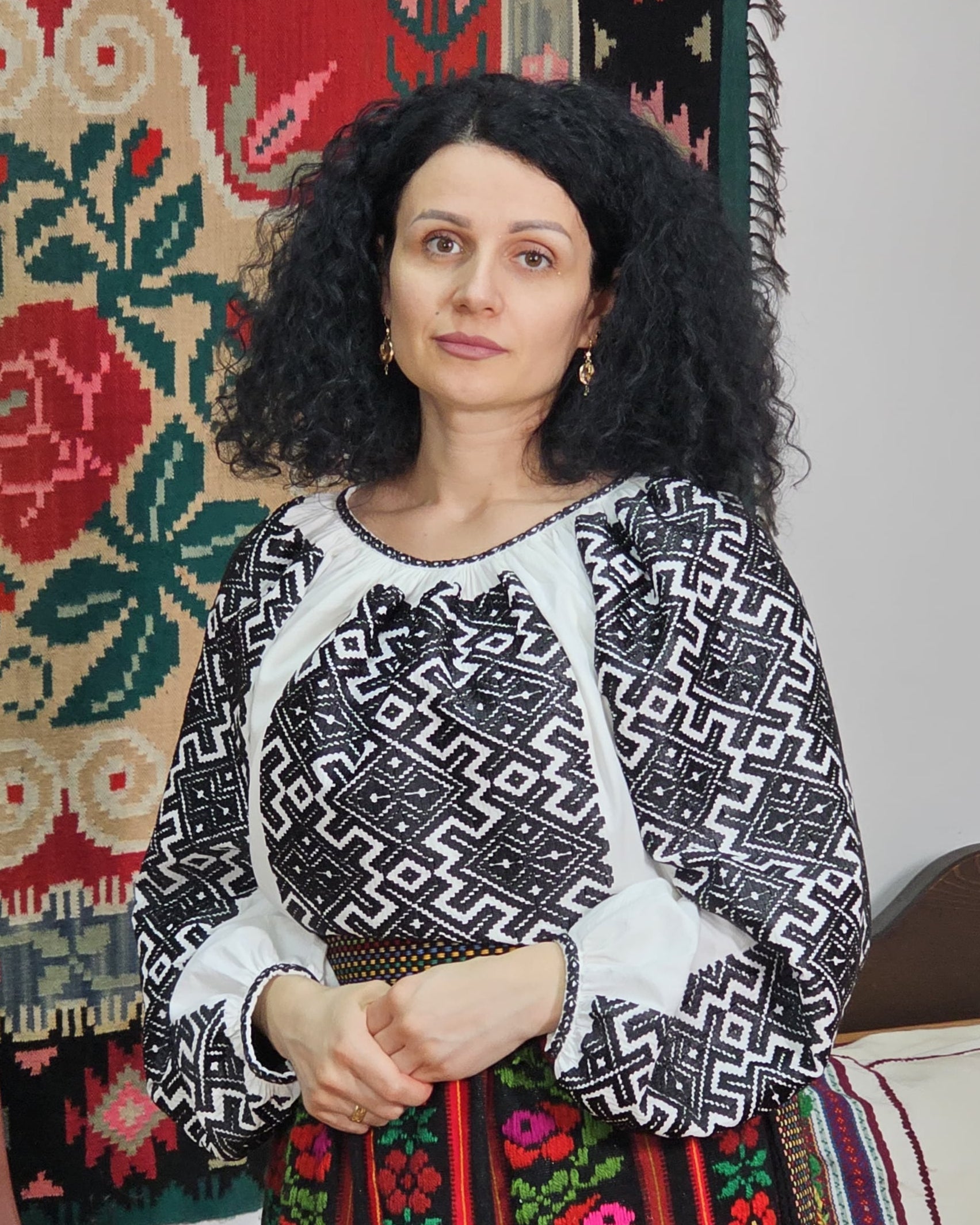 Ie tradițională cu romburi cusută manual