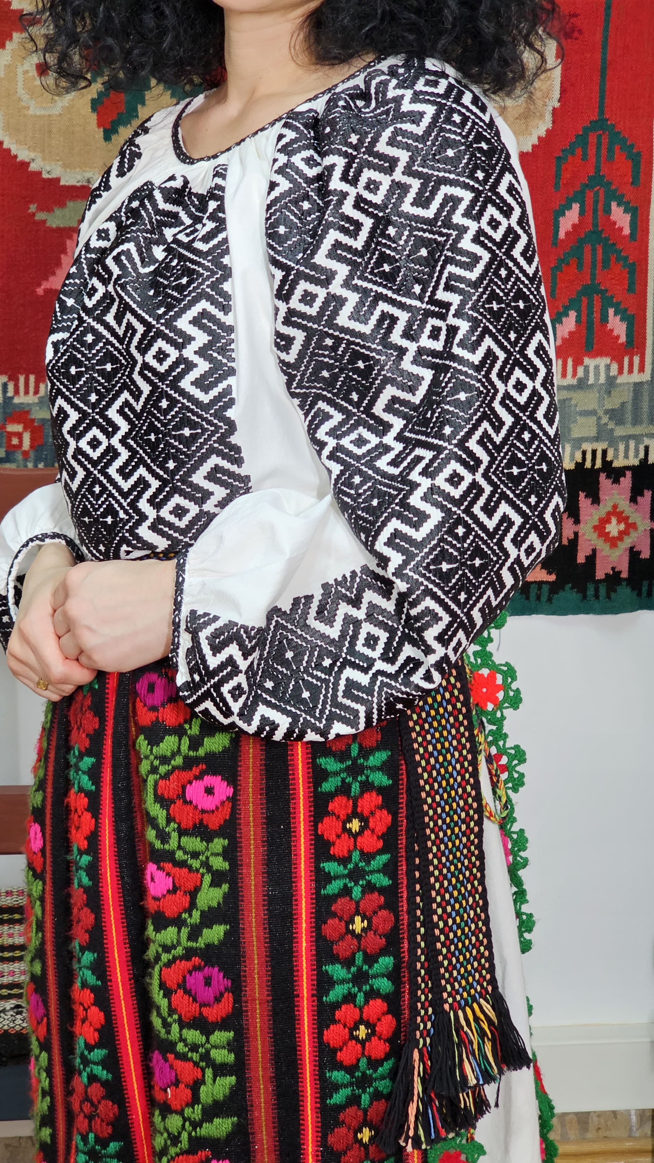 Ie tradițională cu romburi cusută manual