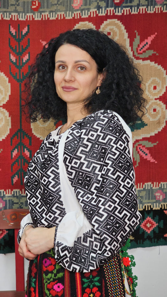 Ie tradițională cu romburi cusută manual