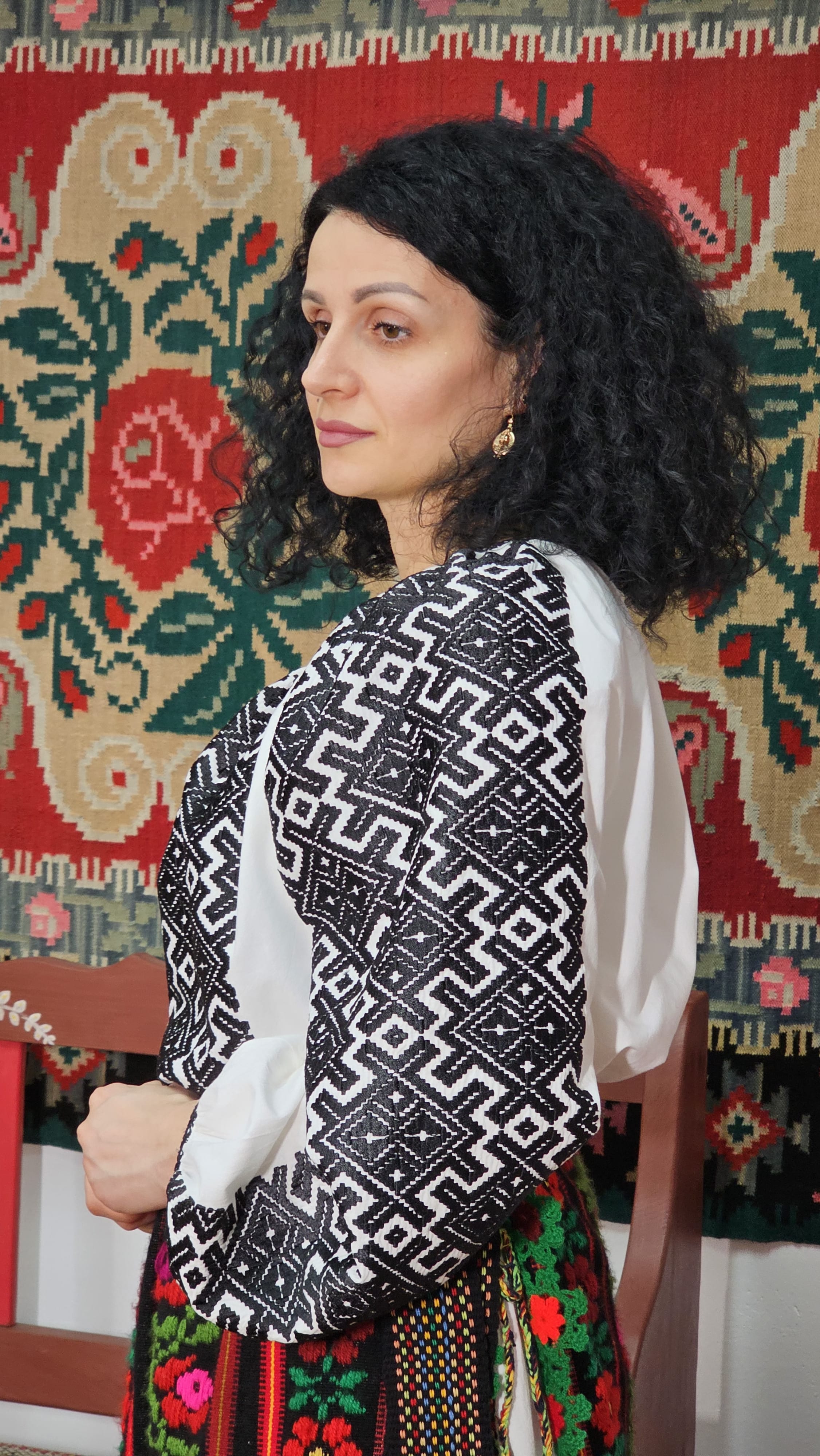 Ie tradițională cu romburi cusută manual