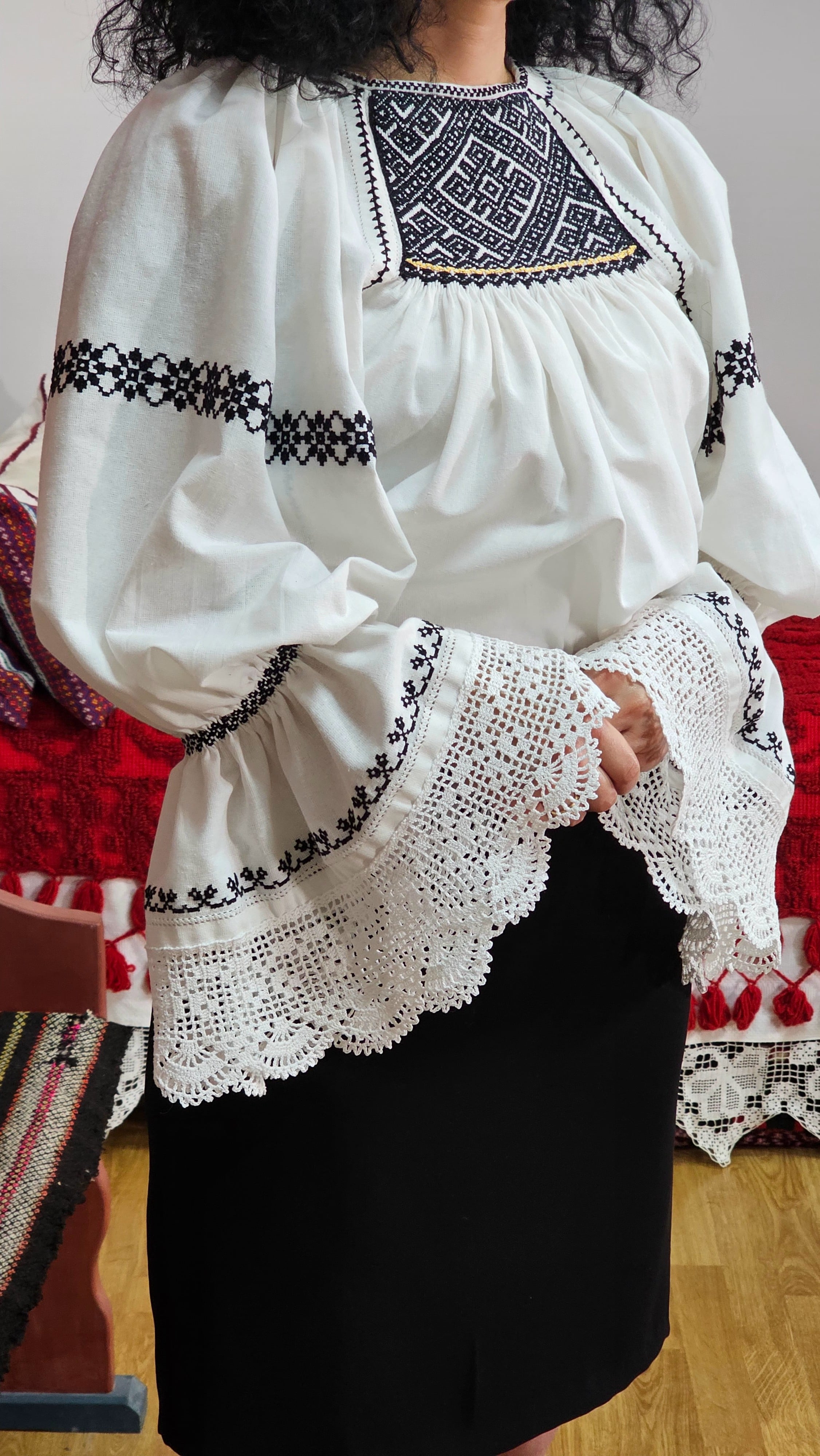 Ie tradițională cu ciupag cusută manual