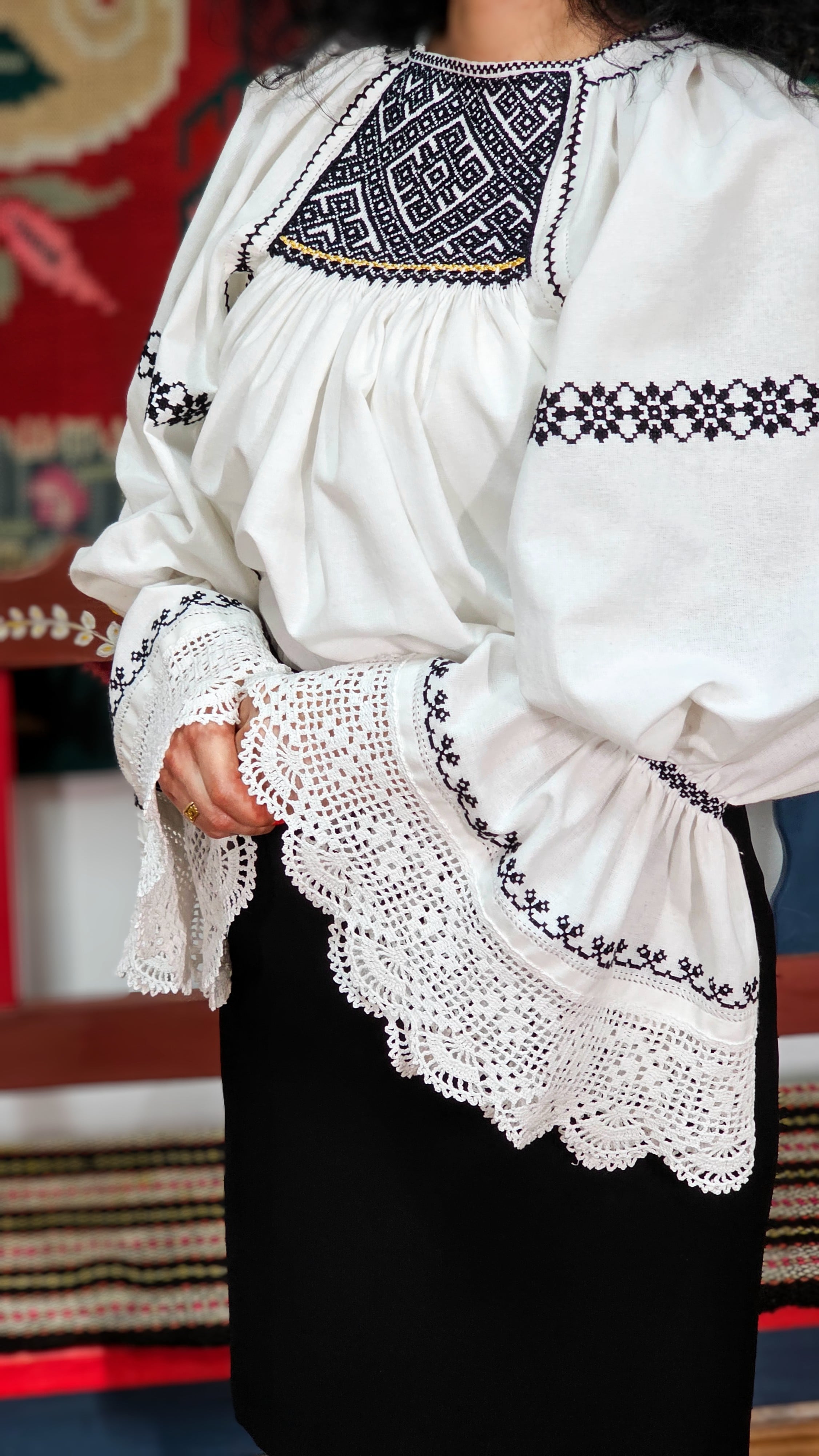 Ie tradițională cu ciupag cusută manual