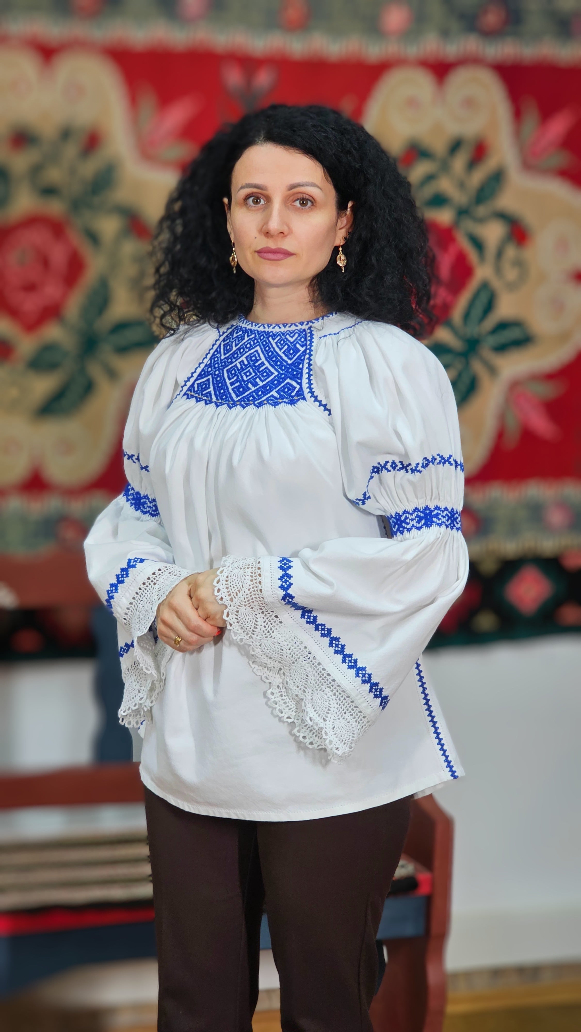 Ie tradițională cu ciupag cusută manual