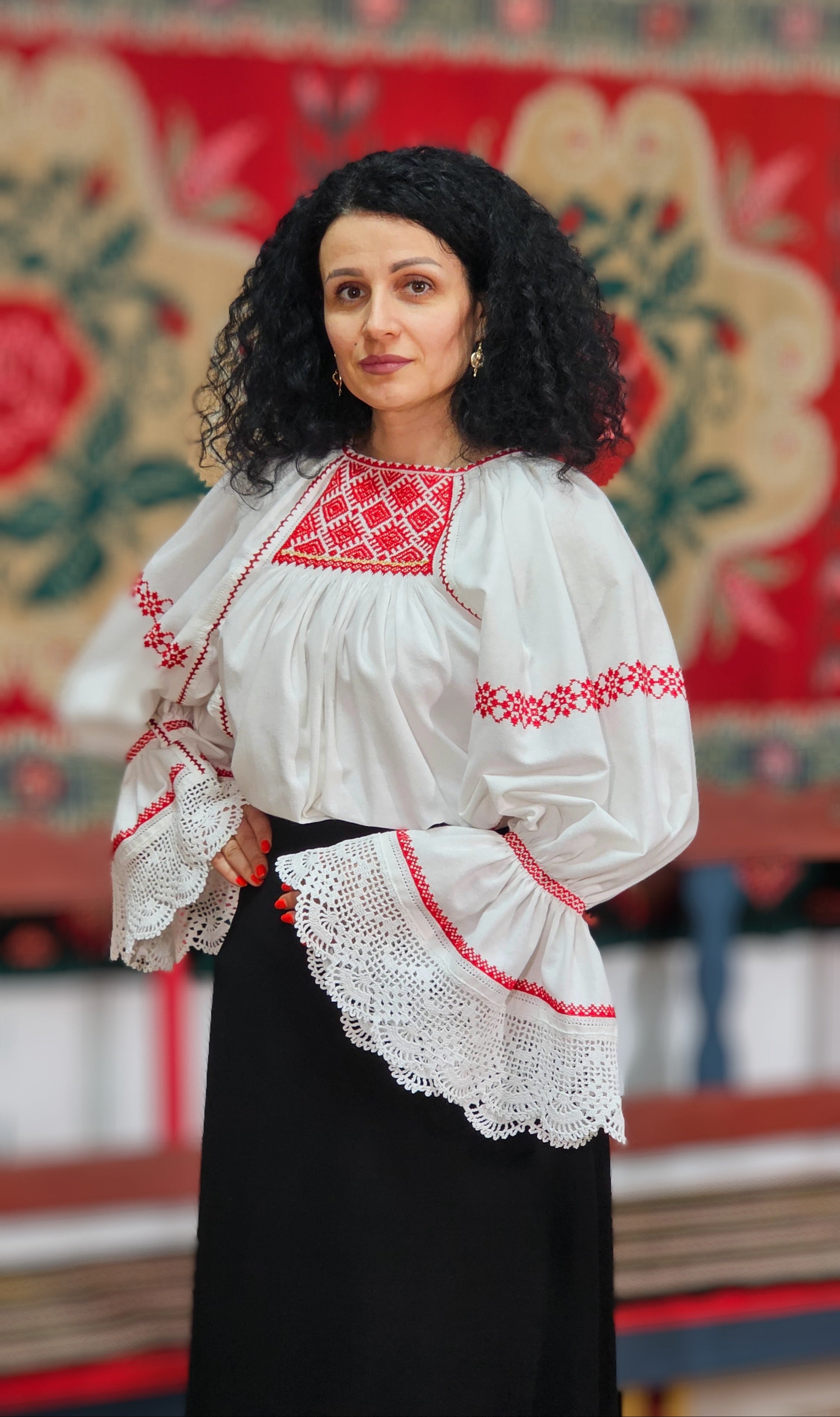 Ie tradițională cu ciupag cusută manual