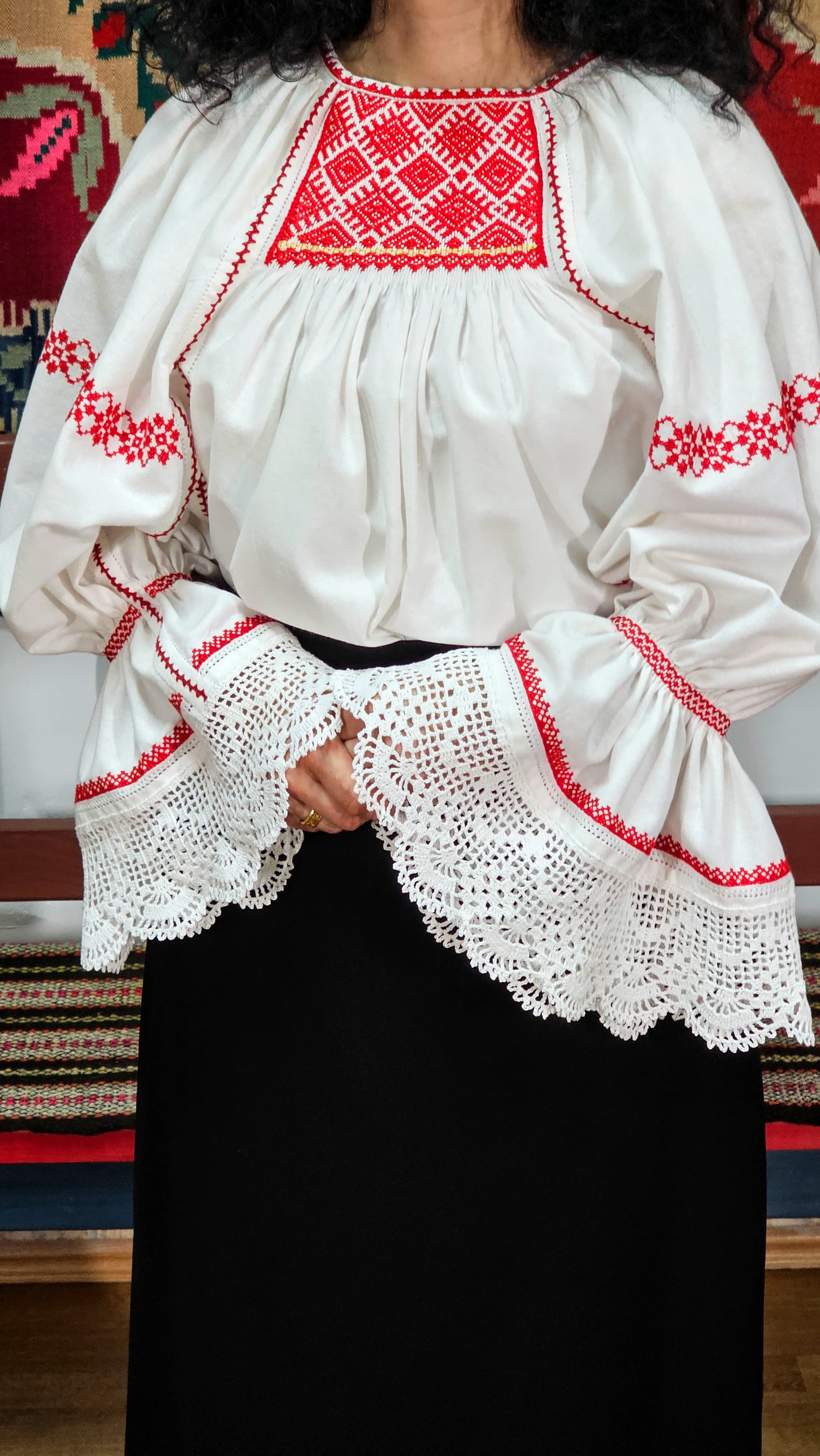 Ie tradițională cu ciupag cusută manual