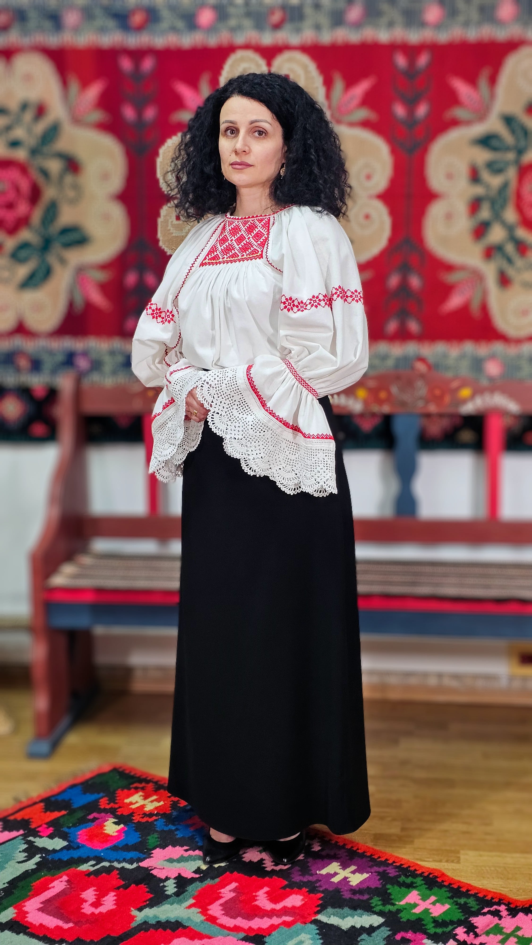 Ie tradițională cu ciupag cusută manual