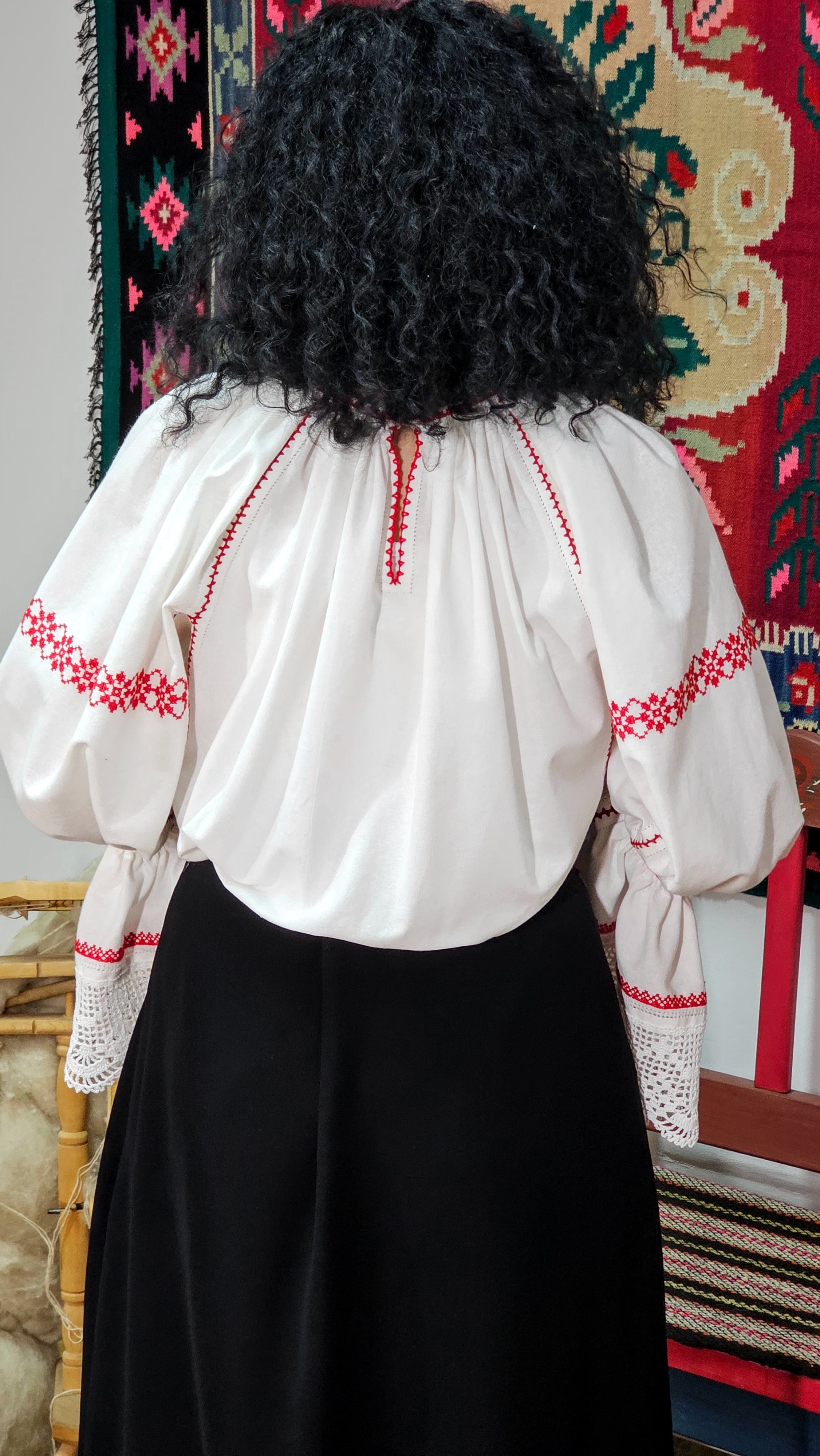 Ie tradițională cu ciupag cusută manual