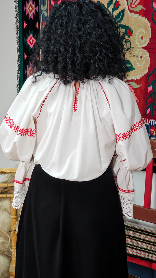 Ie tradițională cu ciupag cusută manual