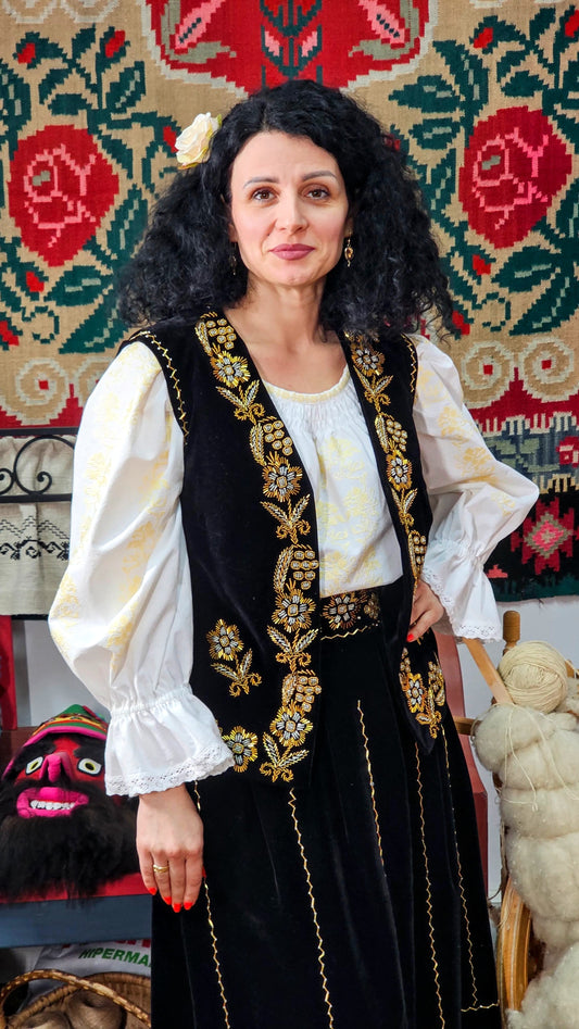 Ie tradițională din zona Vâlcea-Mușcel cusută manual