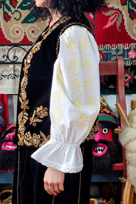 Ie tradițională din zona Vâlcea-Mușcel cusută manual