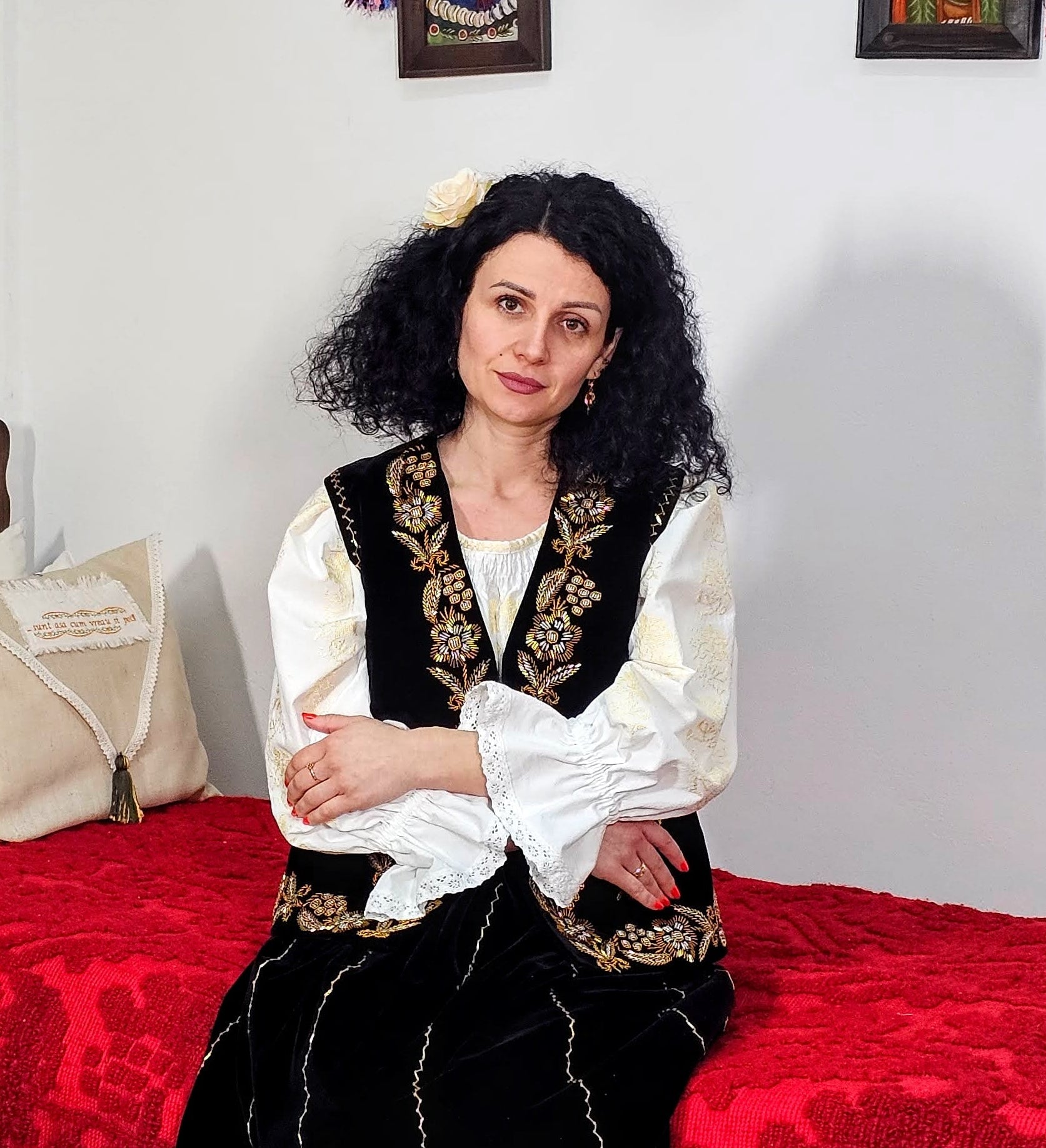 Ie tradițională din zona Vâlcea-Mușcel cusută manual
