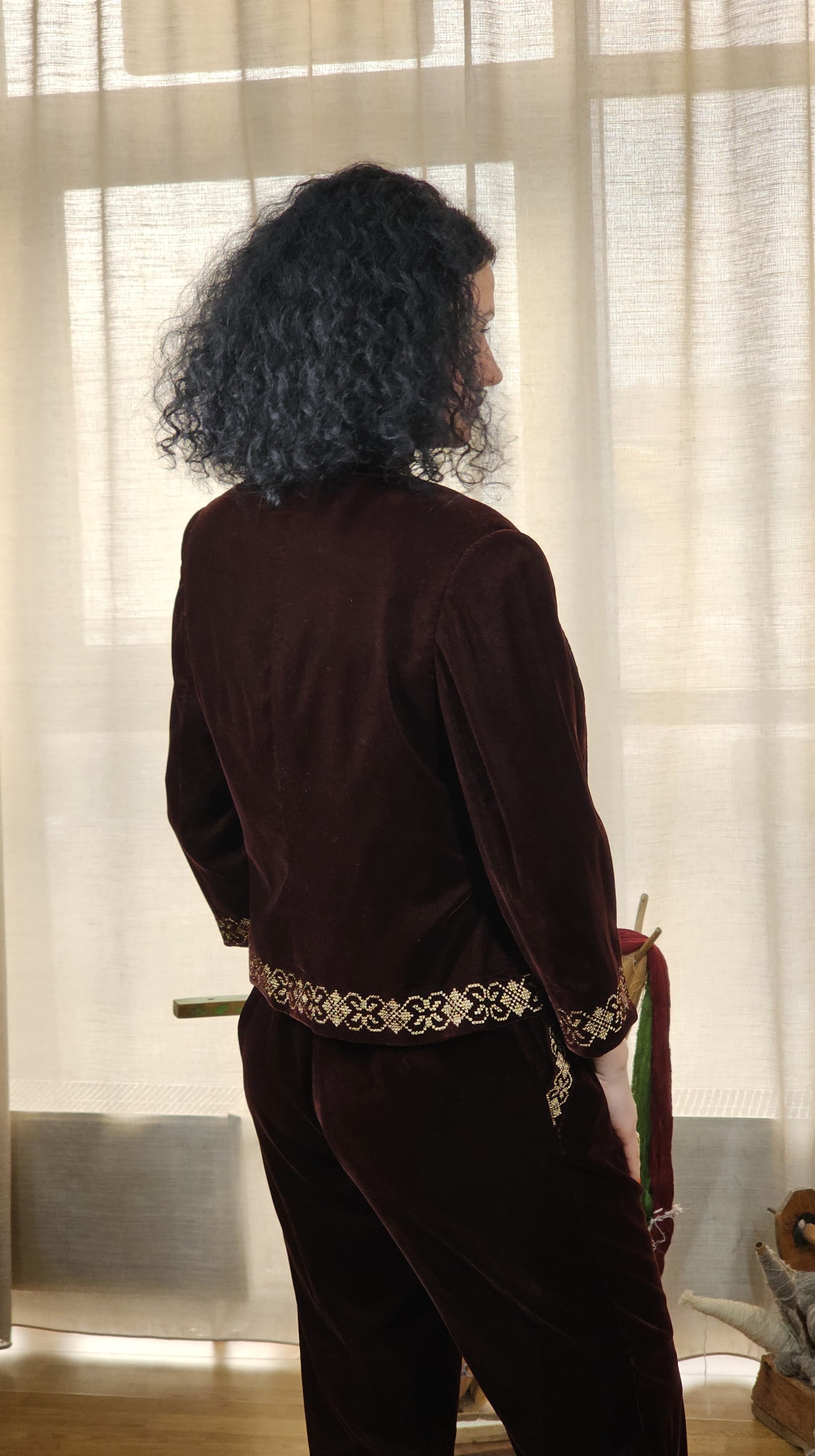 Set elegant din catifea cu motive tradiționale - sacou și salopetă – “Velvet Chic”, produs unicat