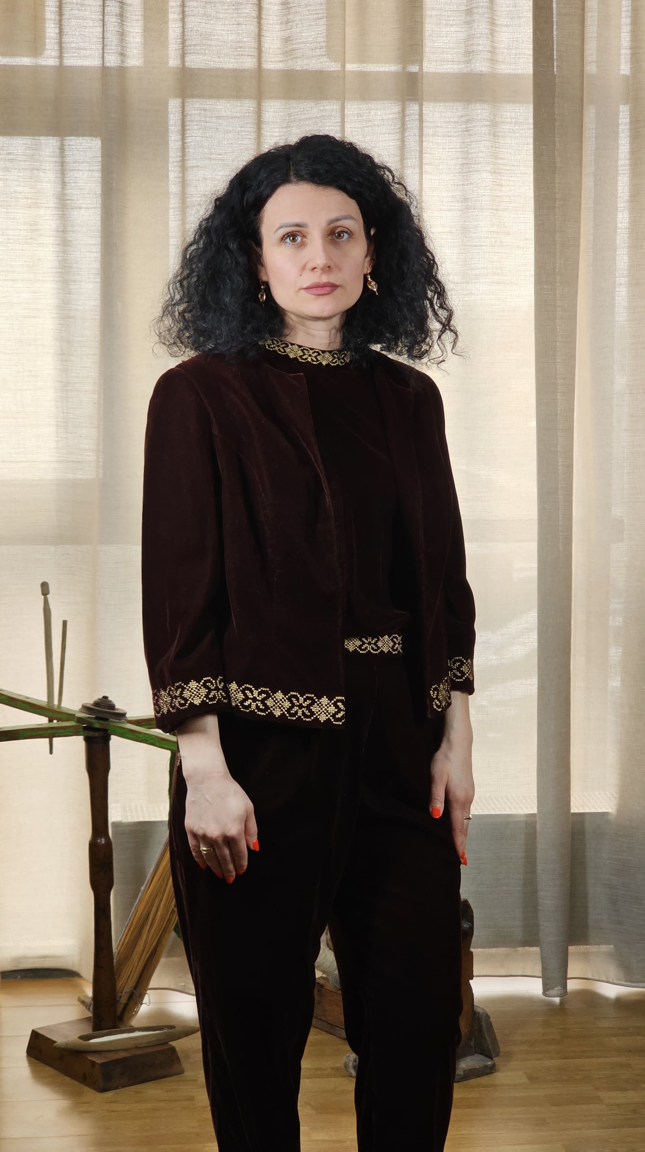 Set elegant din catifea cu motive tradiționale - sacou și salopetă – “Velvet Chic”, produs unicat