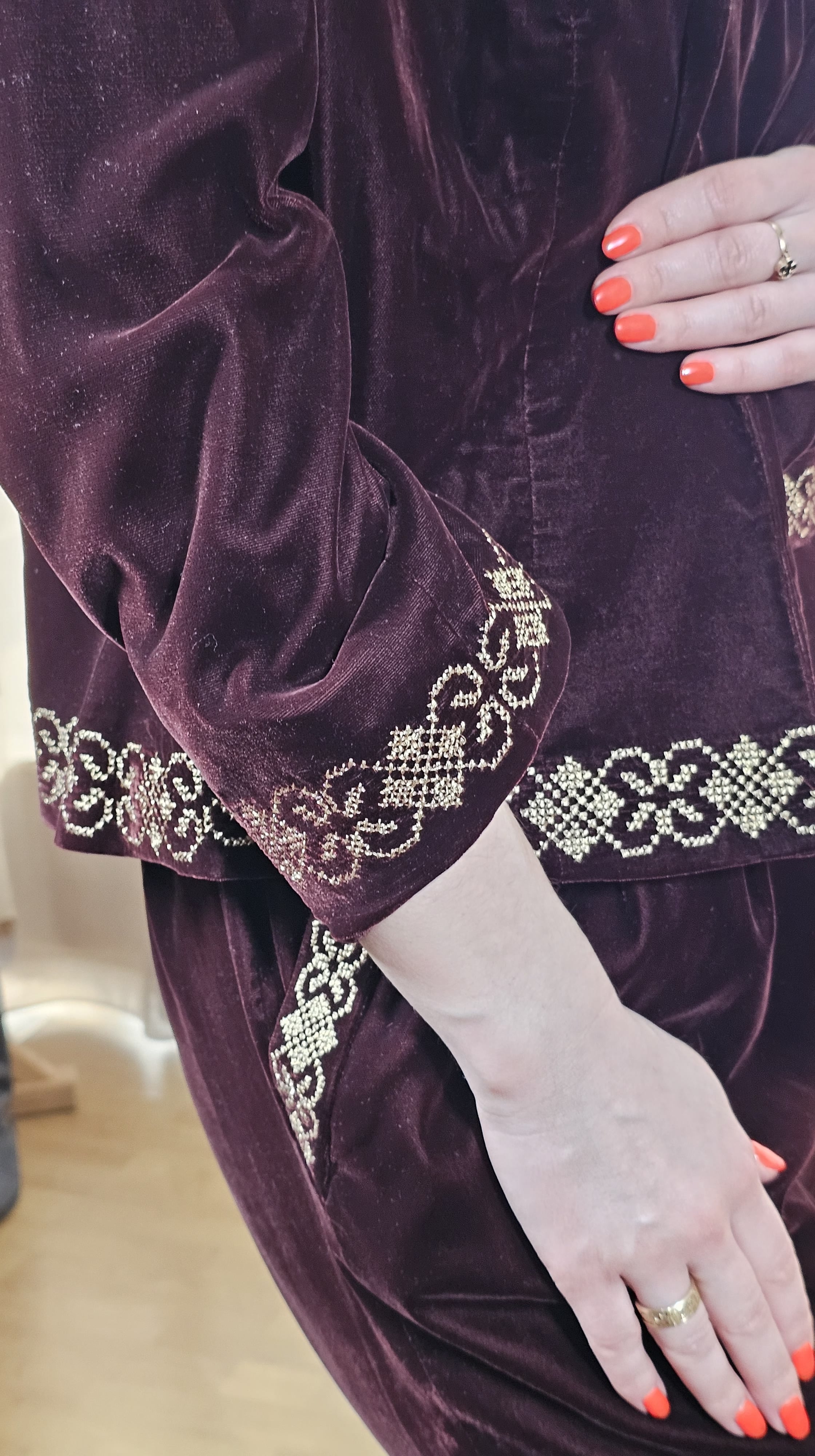 Set elegant din catifea cu motive tradiționale - sacou și salopetă – “Velvet Chic”, produs unicat