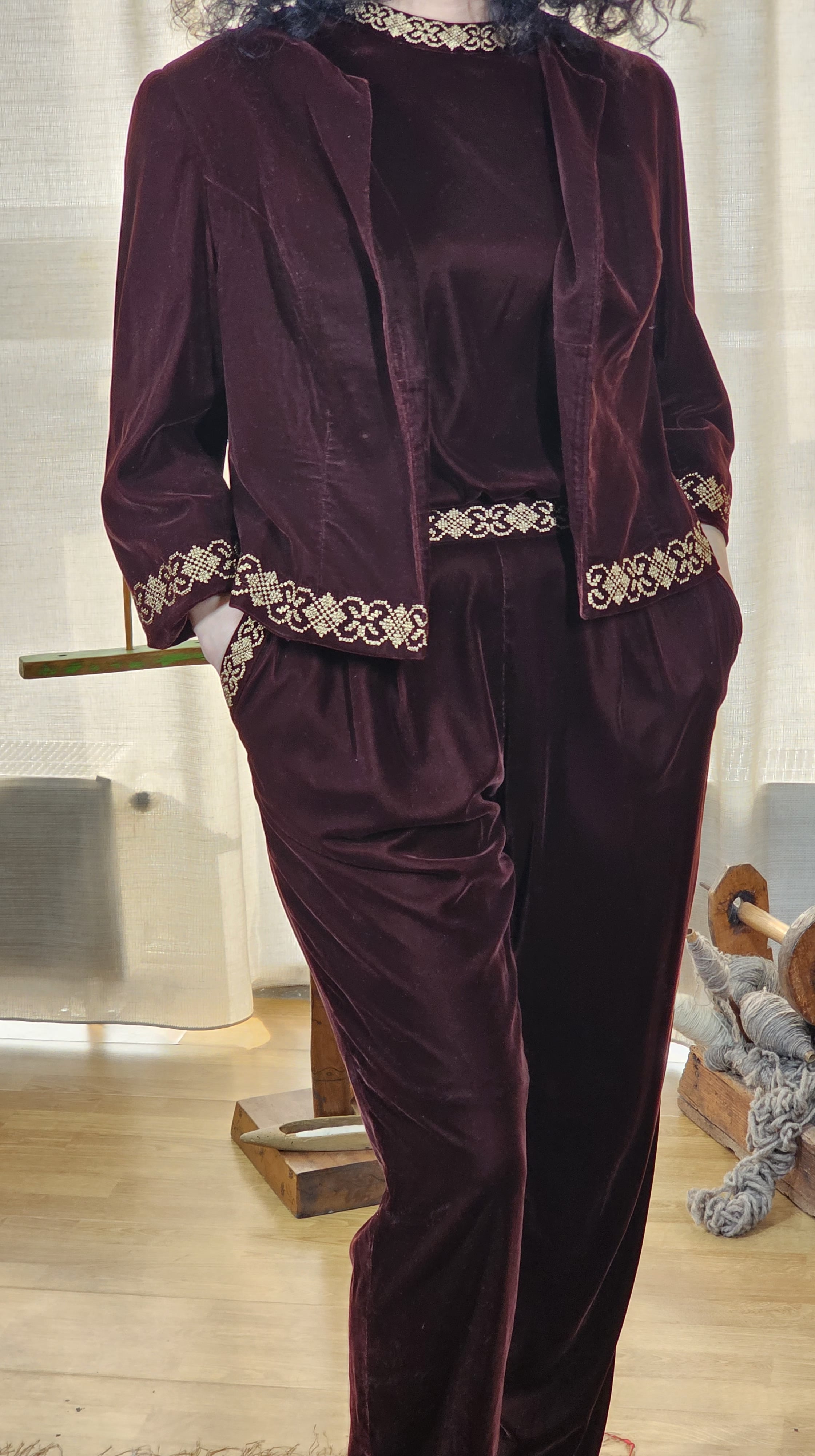Set elegant din catifea cu motive tradiționale - sacou și salopetă – “Velvet Chic”, produs unicat