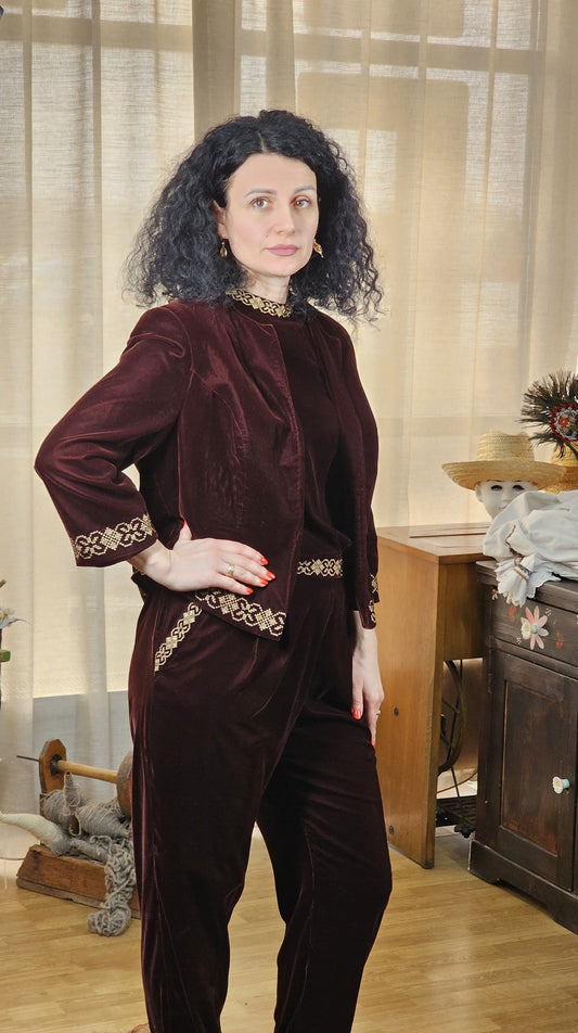 Set elegant din catifea cu motive tradiționale - sacou și salopetă – “Velvet Chic”, produs unicat