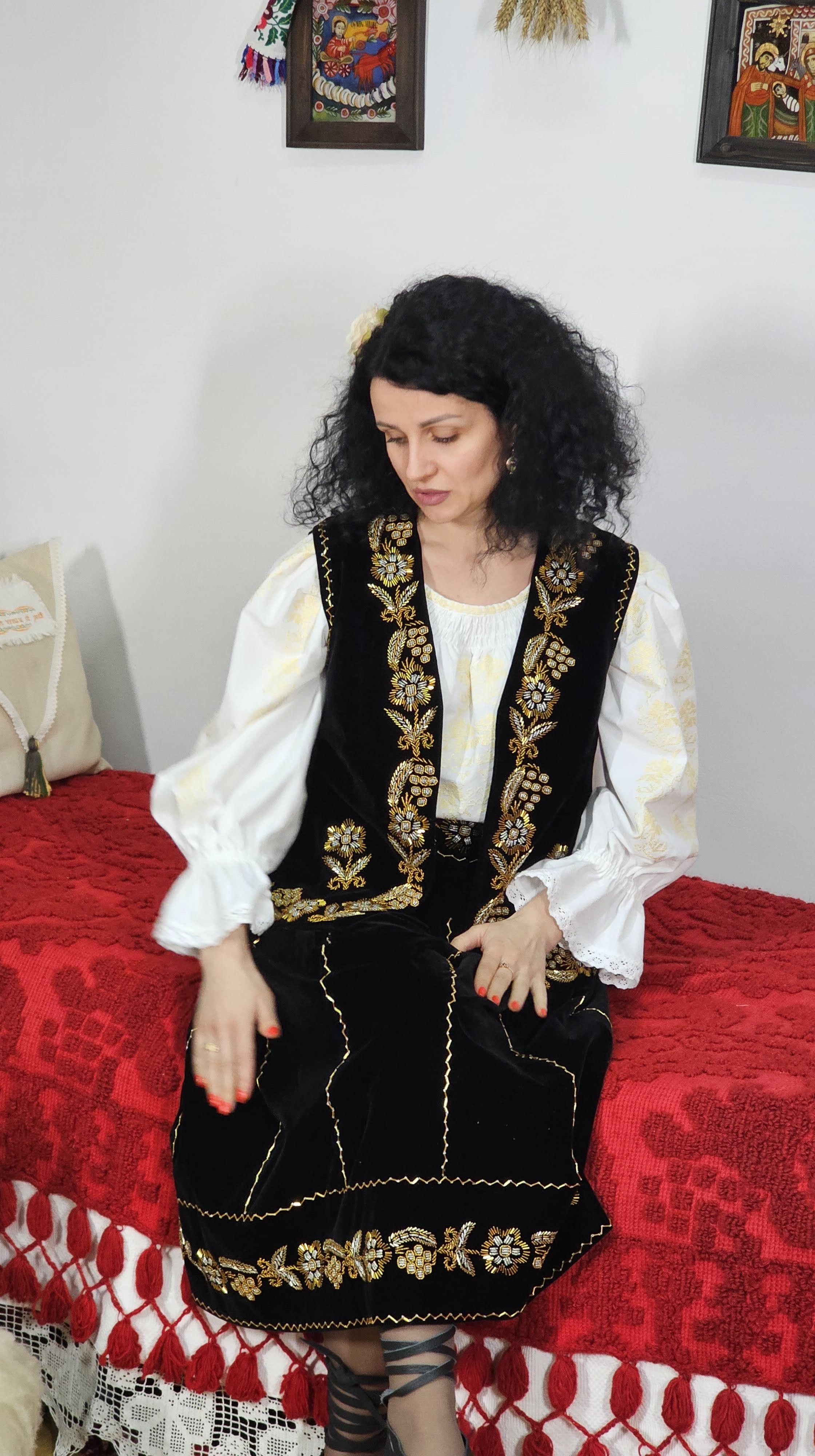 Vestă tradițională din catifea cu motiv floral by Ionela Bran