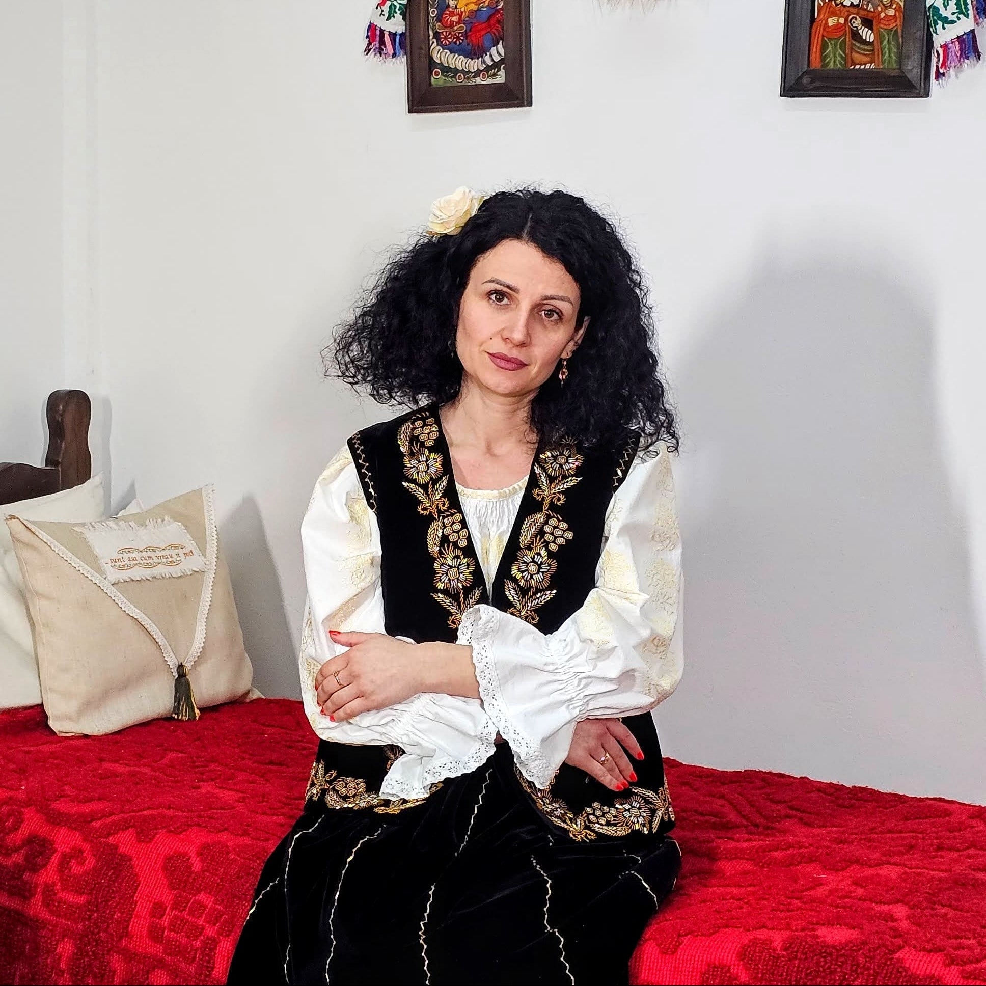 Vestă tradițională din catifea cu motiv floral by Ionela Bran