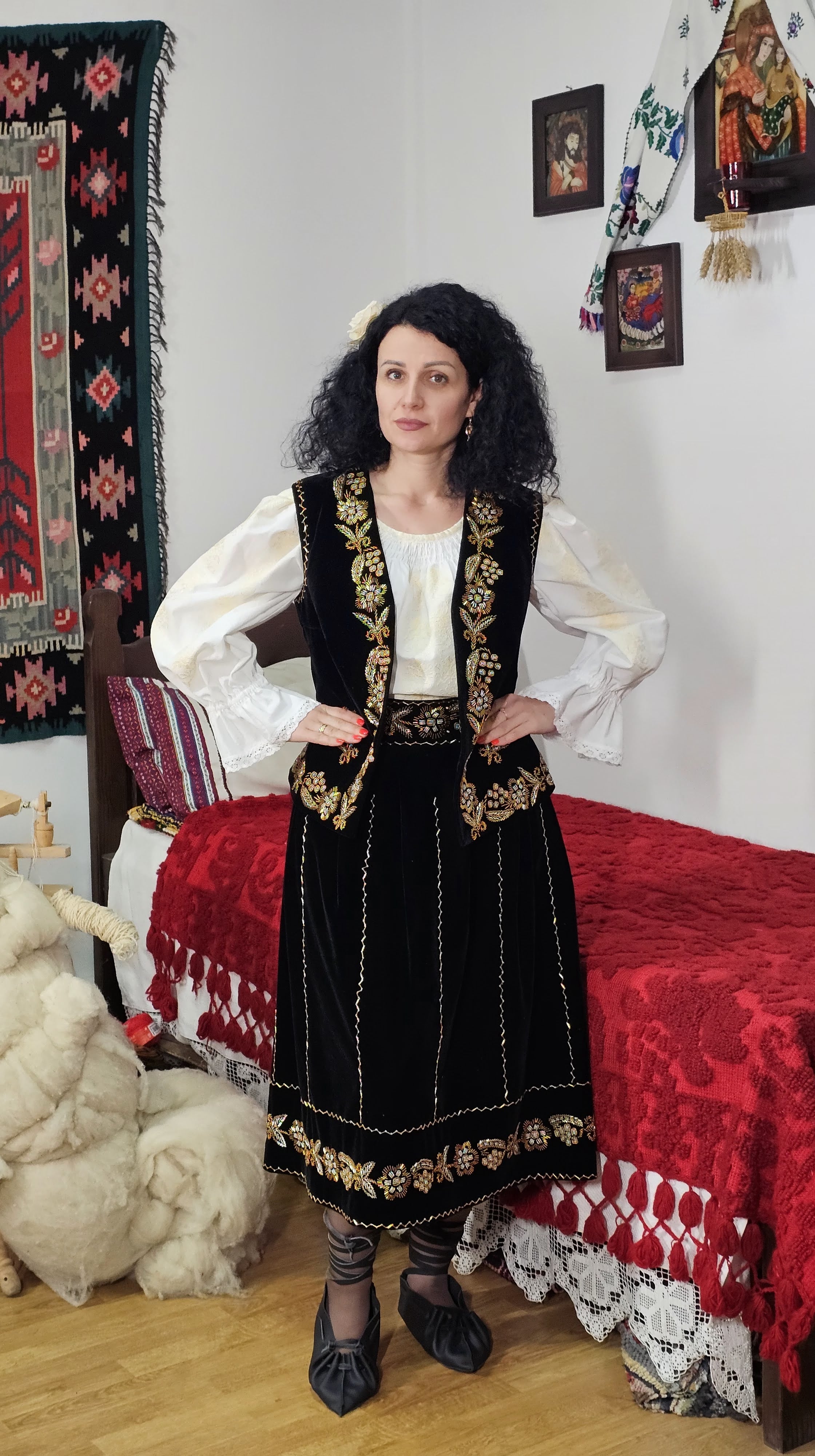 Vestă tradițională din catifea cu motiv floral by Ionela Bran