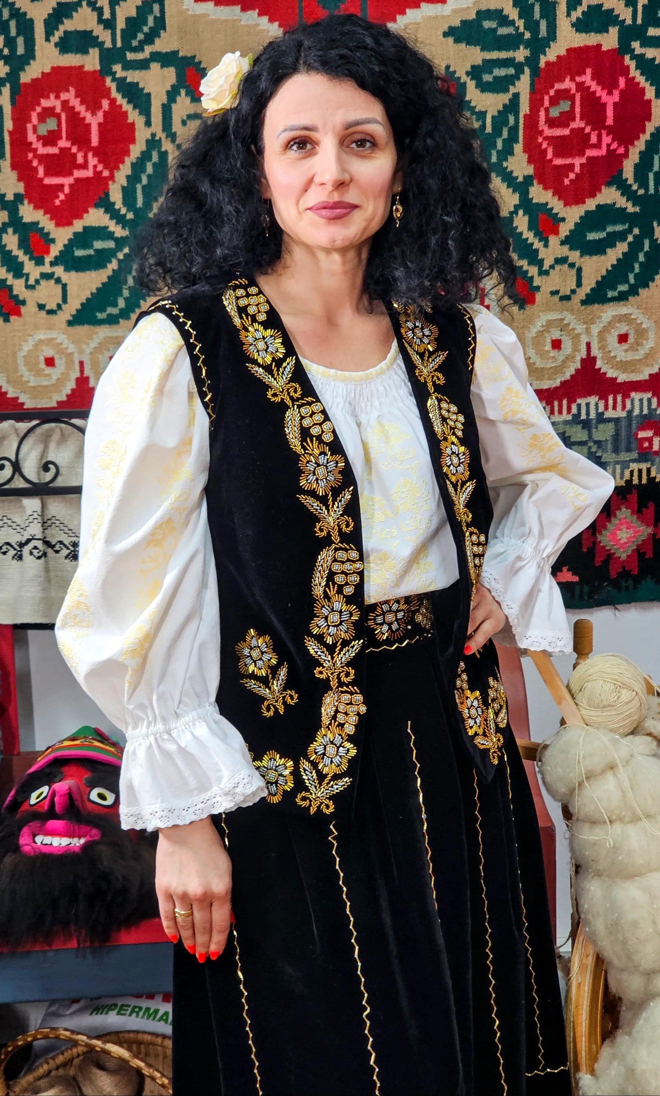 Vestă tradițională din catifea cu motiv floral by Ionela Bran