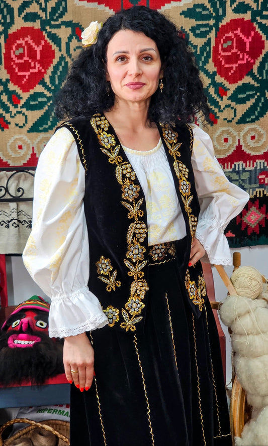 Vestă tradițională din catifea cu motiv floral by Ionela Bran