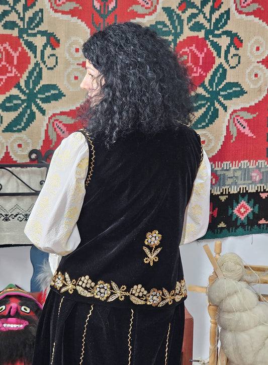 Vestă tradițională din catifea cu motiv floral by Ionela Bran