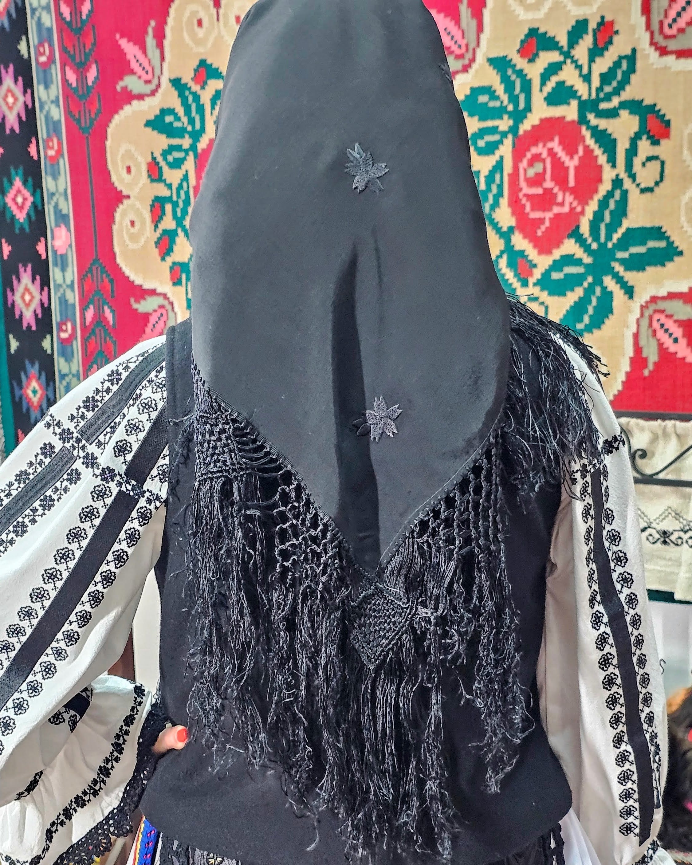 Maramă tradițională românească din mătase cu ramțuri cusută manual