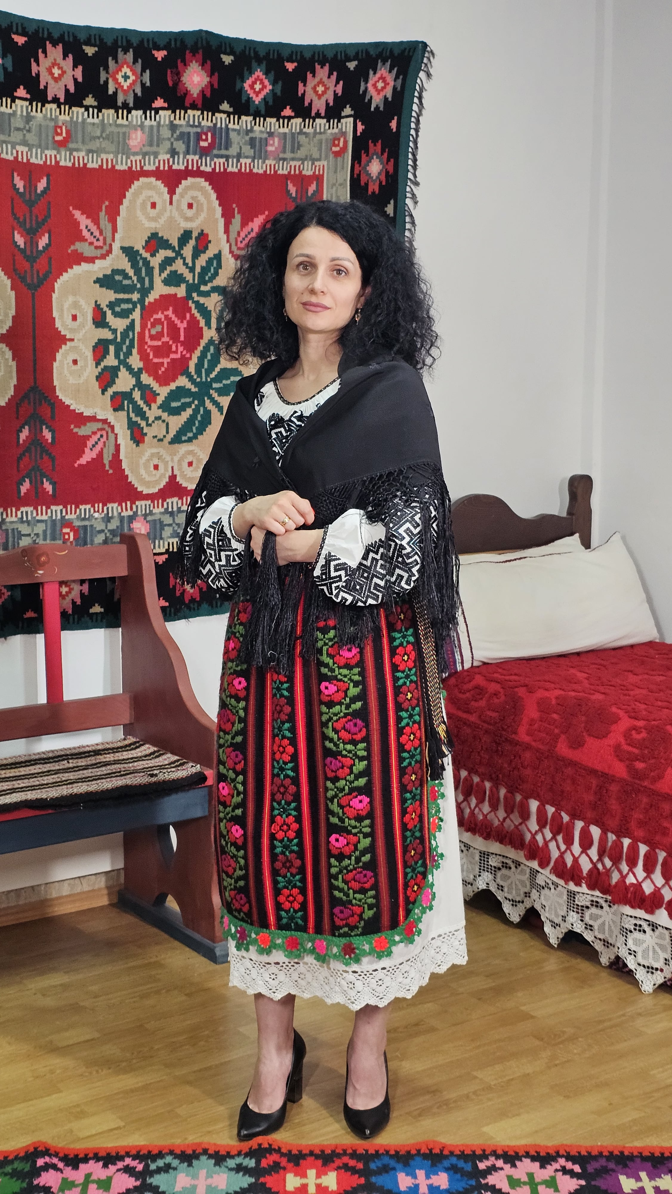 Maramă tradițională românească din mătase cu ramțuri cusută manual