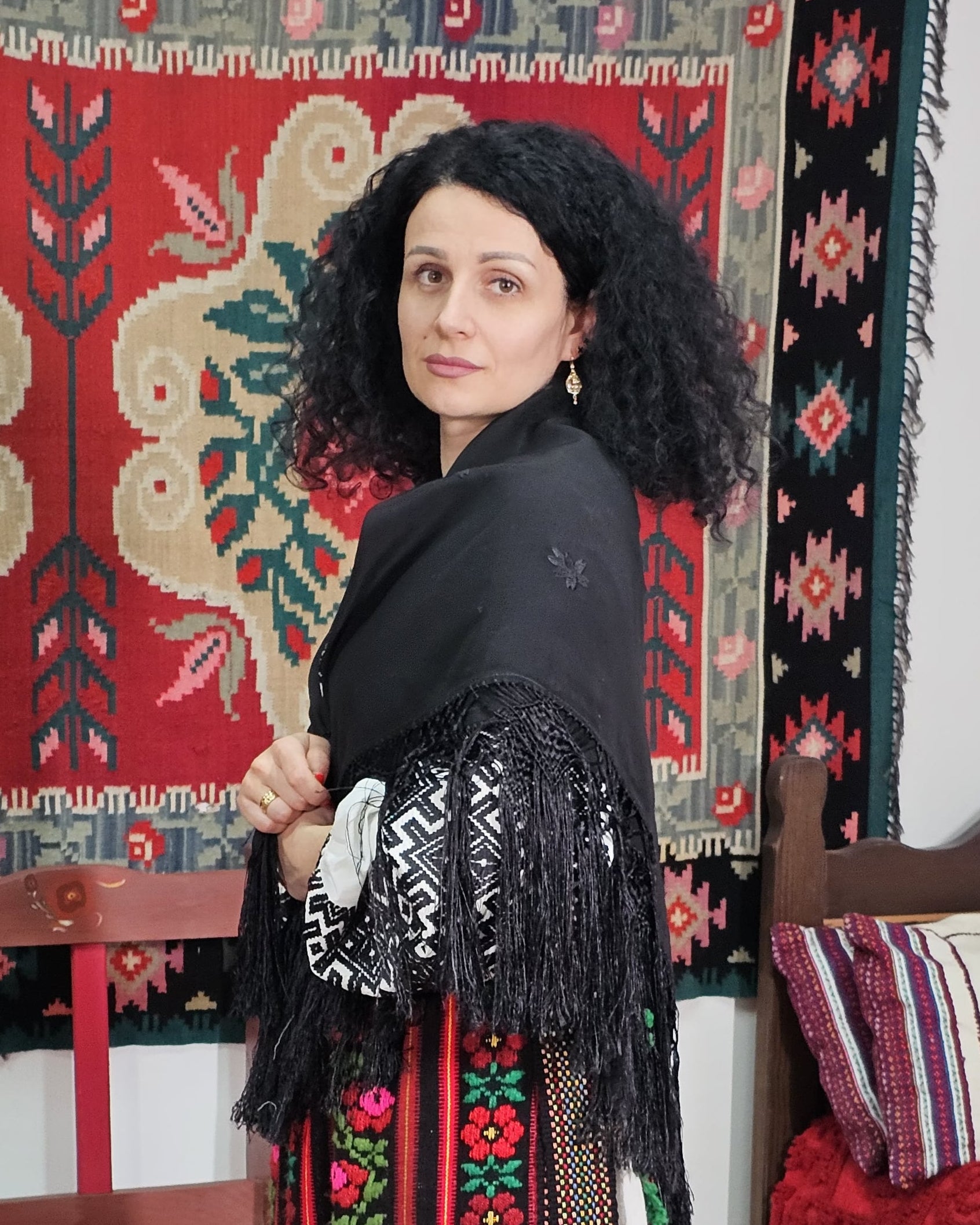 Maramă tradițională românească din mătase cu ramțuri cusută manual